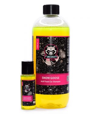 Dvě průhledná láhve různé velikosti obsahující aktivní pěnu snow goose zářivé žluté barvy s etiketou autokosmetiky Racoon Cleaning Products