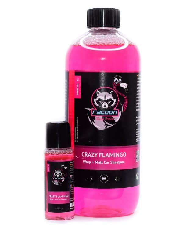 dvě průhledné láhve různé velikosti, obsahující Autošampon syté růžové barvy na fólie Crazy flamingo na čištění a ochranu fólií a matných laků vozidel, s výrazným logem Racoon