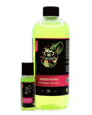 dvě průhledné láhve různé velikosti, obsahující pH-neutrální autošamponu Green Mamba syté zelené barvy pro exteriér vozidla, s výrazným logem Racoon Cleaning Products