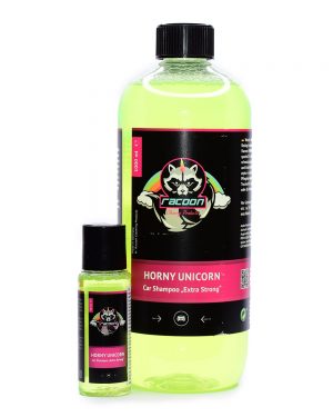 dvě průhledné láhve různé velikosti, obsahující silný autošamponu Horny Unicorn syté zelené barvy pro exteriér vozidla, s výrazným logem Racoon Cleaning Products