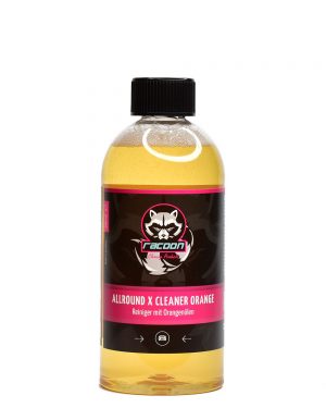 Průhledná láhev obsahující pomerančový čistič zlatožluté barvy s etiketou autokosmetiky Racoon Cleaning Products