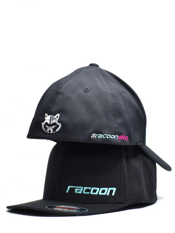 dvě na sobě uložené černé kšiltovky Racoon Cleaning products s ​​vyšívaným logem