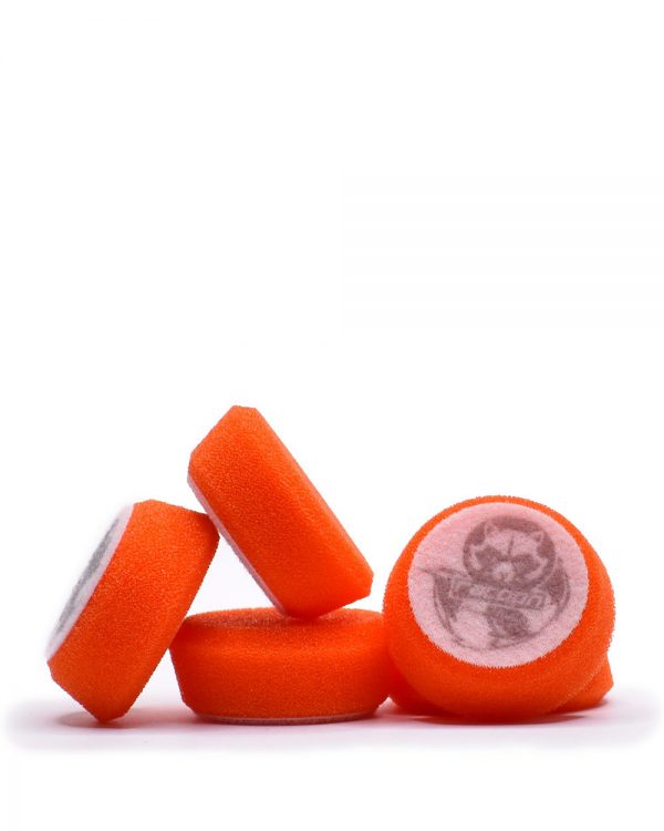 pět oranžových středně tvrdých pěnových leštících kotoučů s logem autokosmetiky Racoon Cleaning Products