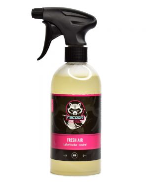 Průhledná láhev obsahující přípravek na odstranění zápachů Fresh Airžltkastej barvy s etiketou autokosmetiky Racoon Cleaning Products