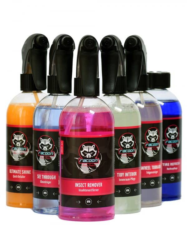 sedm průhledných lahví obsahujících set přípravků pestrých barev pro péči o auto s výrazným logem Racoon