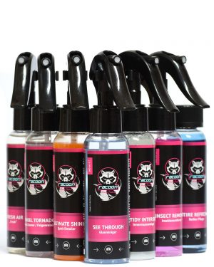 sedm průhledných lahviček s rozprašovači obsahujících set přípravků pestrých barev pro péči o auto s výrazným logem Racoon Cleaning Products