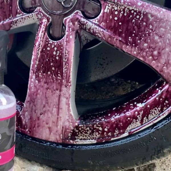 disk kola po aplikaci čističe kol wheel tornado a reakce na nečistoty zbarvením aplikovaného čističe na bordó barvu