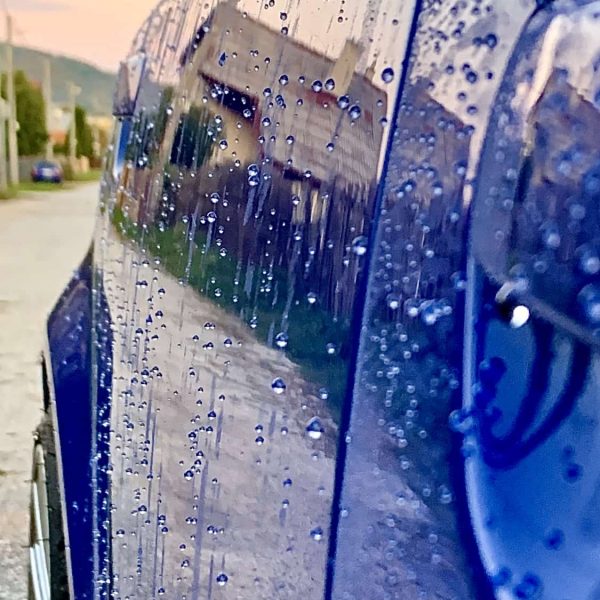 detail na lotosový efekt guličkovania vody po použití ochranního přípravku Racoon na časti karosérie auta